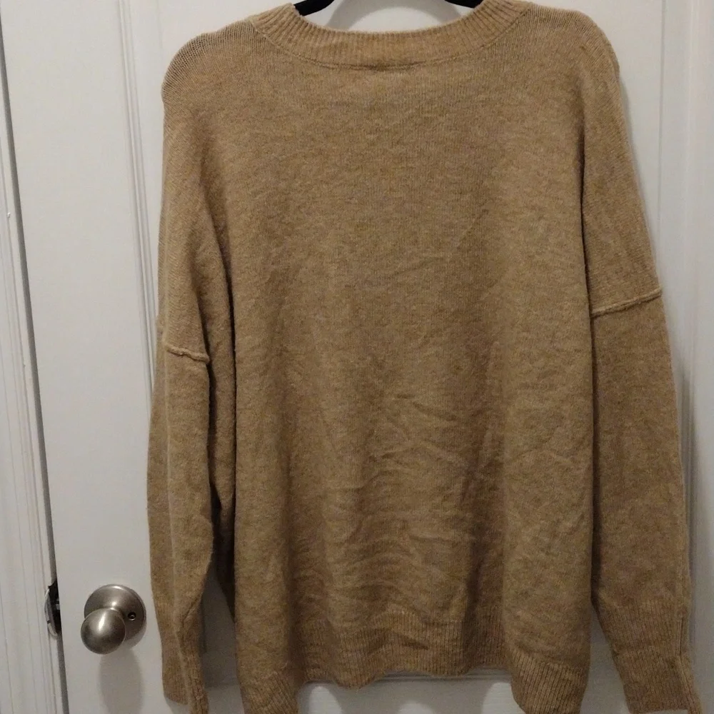 Vince Camuto Oversized Heart Sweater. - Picture 7 of 9